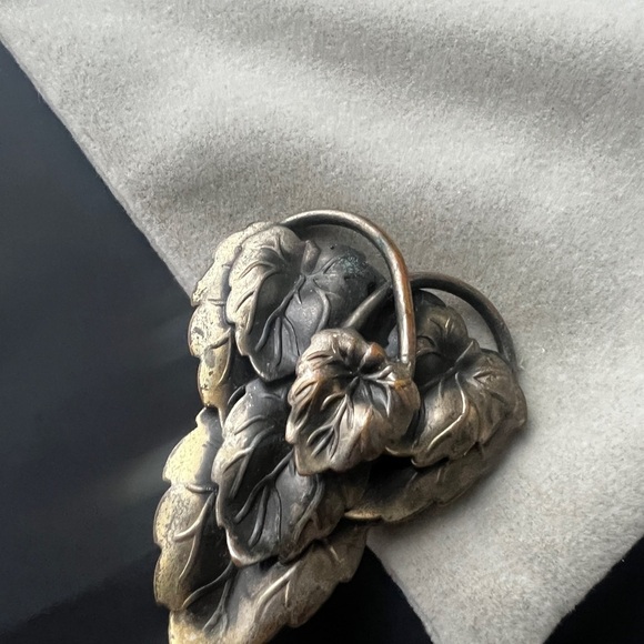 Vintage Leaf Dress Clip - Picture 3 of 5